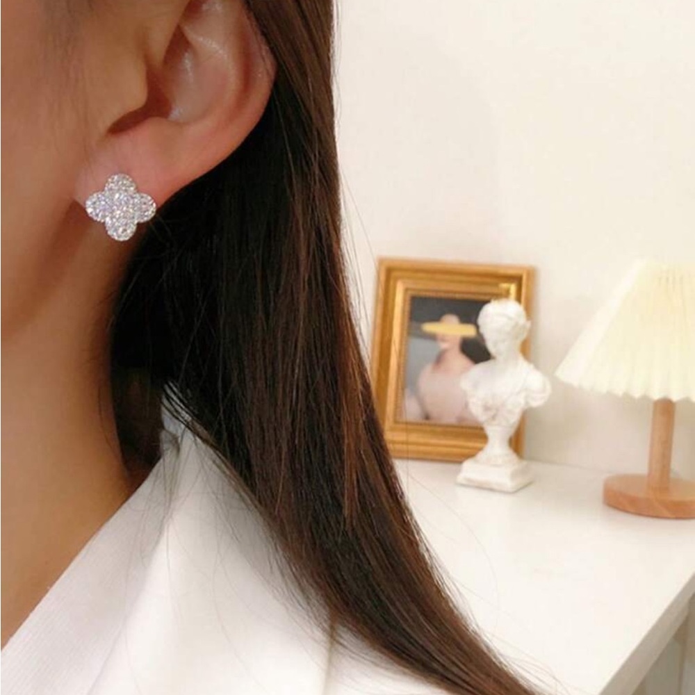 925 Sterling Silver Four Leaf Clover Stud Earrings - Picture 3 of 4